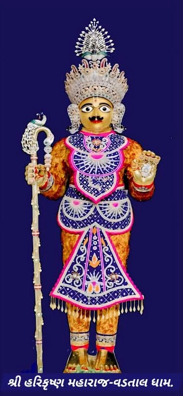 Shri Harikrishna Maharaj murti, Vadtal Dham, in blue and pink festive attire